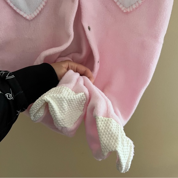 ◻️LITTLE ME: Girl size 24 months, fuzzy pink w/hearts footsie pajamas preowned◻️ - Picture 8 of 9